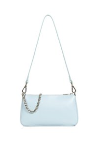 Borsa a mano in pelle azzurro chiaro con finitura liscia, dotata di un accento a catena e di una tracolla rimovibile. Chiusura con zip nella parte superiore.