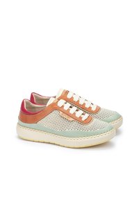 Zapatillas de malla con acentos en beige, naranja y menta. Presenta cordones blancos, un cuello acolchado y una suela trenzada para mayor textura.