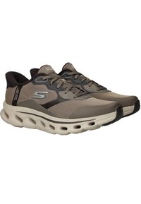 Baskets de course Skechers en maille marron et beige avec des accents noirs. Dotées d'une semelle rembourrée avec des poches à air visibles et des œillets renforcés.