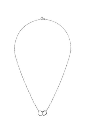 Collier chaîne en argent avec pendentif deux anneaux entrelacés et fermoir mousqueton sur fond blanc.