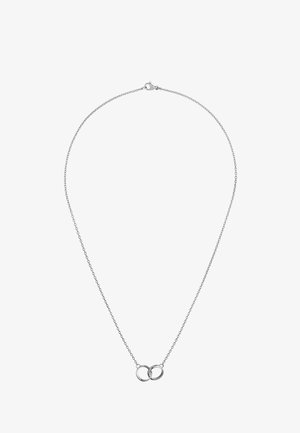 Collier chaîne en argent avec pendentif deux anneaux entrelacés et fermoir mousqueton sur fond blanc.