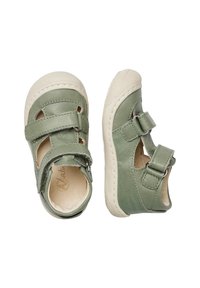 Zelené kožené boty s kulatou špičkou, dvěma nastavitelnými popruhy, bočními výřezy a bílými gumovými podrážkami. Hladká textura a jednoduchý design.