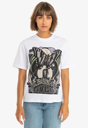 Bílé tričko s krátkým rukávem, které má na sobě grafiku motýla a abstraktní design. Vyrobeno z bavlny, s volným střihem a kruhovým výstřihem.