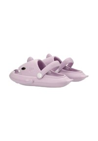Zuecos de goma en color lila con un diseño que recuerda a un pez, con acentos blancos para los ojos y los dientes, y tiras ajustables en el talón.