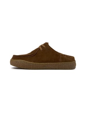 Brauner Wildleder-Slipper mit Schnürdetail und strukturierter Gummisohle, für den Freizeitgebrauch entworfen.