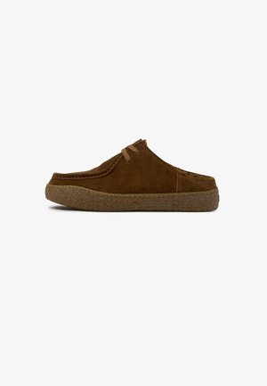 Brauner Wildleder-Slipper mit Schnürdetail und strukturierter Gummisohle, für den Freizeitgebrauch entworfen.