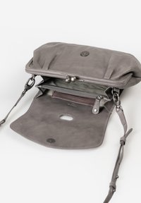 Grau Leder Umhängetasche mit einem Verschluss, der einem Clutch ähnelt. Das Innere verfügt über eine Reißverschlusstasche und eine weiche Textur.