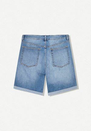 Denim-Shorts in Hellblau mit geradem Schnitt, aufgerollten Säumen und zwei Gesäßtaschen. Der Stoff wirkt leicht ausgewaschen für einen lässigen Look.