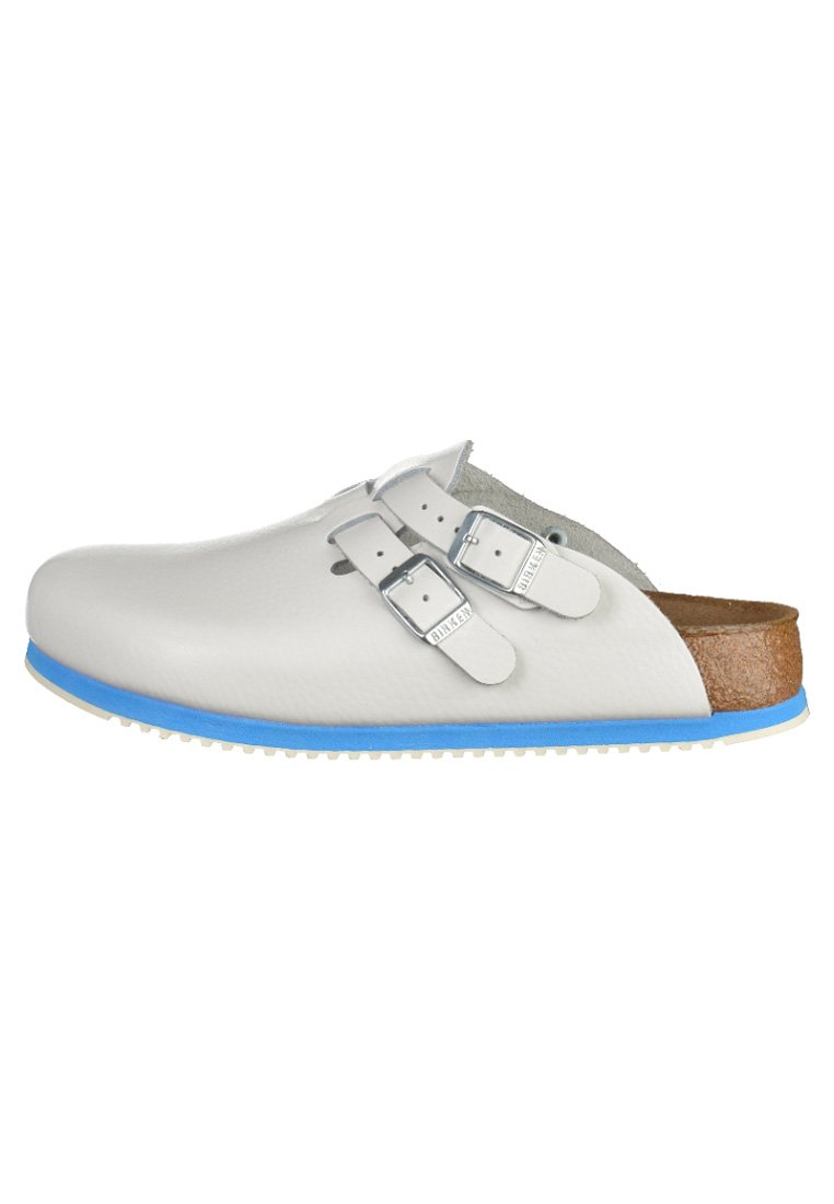 Weiße Lederclogs mit zwei verstellbaren silbernen Schnallen, hellblauer Sohle und braunem strukturiertem Fußbett. Mit einer abgerundeten Zehenpartie und einem praktischen Schlupfdesign.