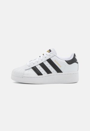 SUPERSTAR XLG UNISEX - Zapatillas - footwear white/core black/gold metallic