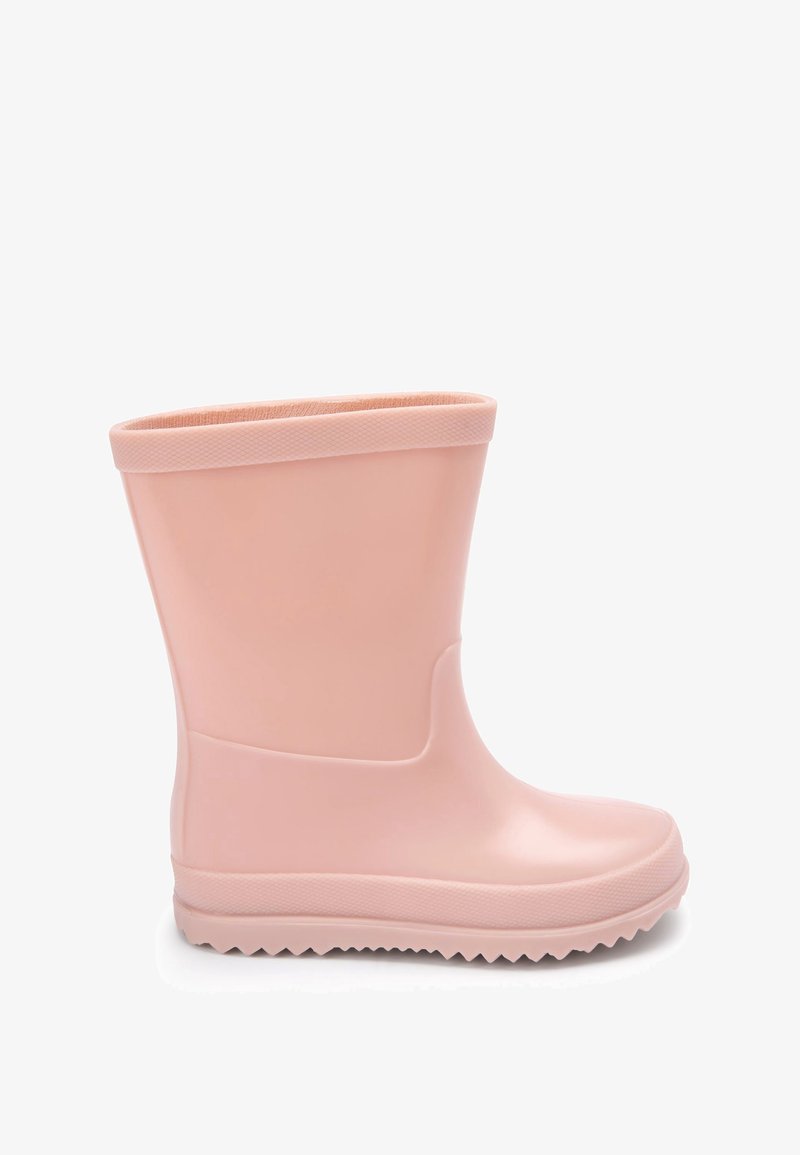 Botte de pluie en caoutchouc rose avec une texture lisse, un bout rond et un revers côtelé. La semelle présente un motif de bande de roulement en zigzag pour une meilleure adhérence.