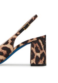Scarpa con tacco alto slingback a stampa leopardo con base nera spessa, suola blu e dettaglio della fibbia dorata sul cinturino.