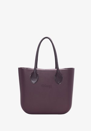 Lilla gummitote med afrundede kanter, dobbelte stropper og prægede logo på fronten. Glat tekstur og minimalistisk design.