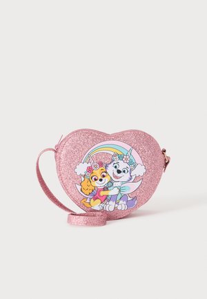Roze glitter hartvormige portemonnee met twee cartoonhondjes die bloemkronen en vleugels dragen en elkaar knuffelen voor een regenboog.