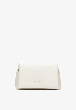 Bolso de mano de cuero blanco con una superficie texturizada, que cuenta con un cierre de tapa superior y el nombre de la marca "HISPANITAS" en relieve en la parte frontal.