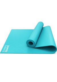 Tappetino da yoga turchese con superficie testurizzata. Arrotolato a un'estremità, con un logo bianco sul bordo. Realizzato in materiale resistente e flessibile.