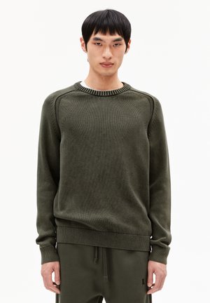 Olivgrüner Strickpullover mit Rundhalsausschnitt, gerippten Bündchen und Saum. Verfügt über eine strukturierte Naht entlang der Schultern und Seiten. Glattes Material.