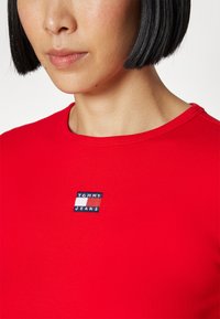 Tommy Jeans SLIM BADGE TEE - Jednoduché tričko - deep crimson