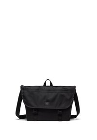 Sort messenger taske lavet af slidstærkt stof, med klaplukning, justerbar skulderrem og frontspænder. Subtil logo-detalje.
