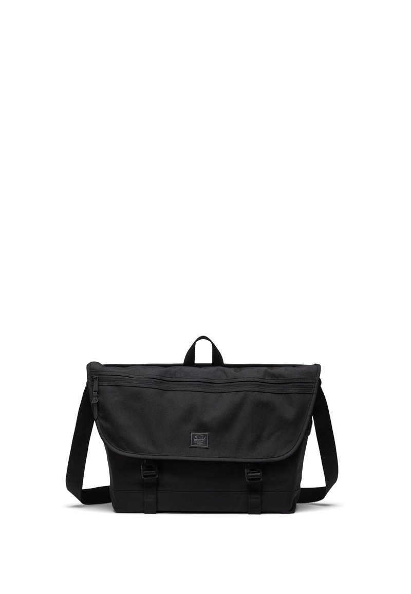 Sort messenger taske lavet af slidstærkt stof, med klaplukning, justerbar skulderrem og frontspænder. Subtil logo-detalje.