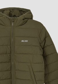 Puffermantel in Olivegrün, mit horizontalen Steppmustern, einem Frontreißverschluss und einer verstellbaren Kapuze. "SLVR"-Logo in Silber.