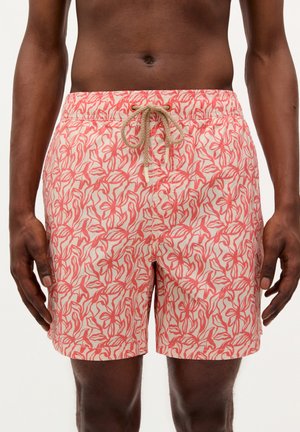 Shorts de bain avec un motif floral dans des teintes corail et rose, fabriqués en tissu léger, avec une taille élastique et un cordon de serrage beige.