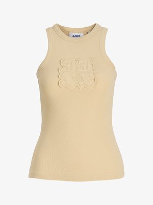 Bézs bordázott ujjatlan felső, amelyen kiemelkedő, összekapcsolódó díszítő minta található a mellrészen, és kerek nyakkivágású.