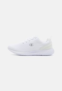 Zapatilla atlética de malla blanca con suela texturizada, puntera redonda y un sutil detalle de logo. Cuenta con una media suela acolchada y un diseño con cordones.