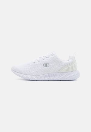 Zapatilla atlética de malla blanca con suela texturizada, puntera redonda y un sutil detalle de logo. Cuenta con una media suela acolchada y un diseño con cordones.