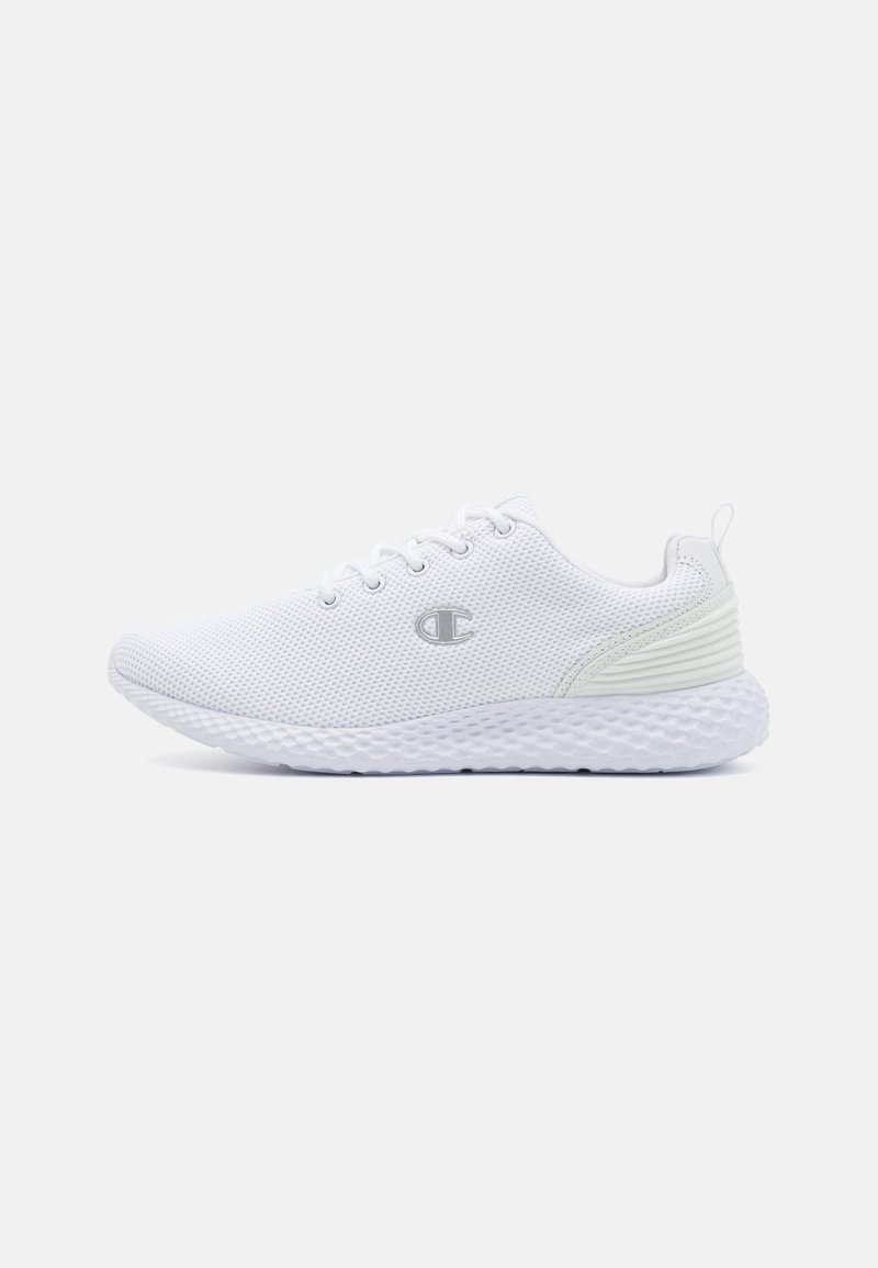 Zapatilla atlética de malla blanca con suela texturizada, puntera redonda y un sutil detalle de logo. Cuenta con una media suela acolchada y un diseño con cordones.