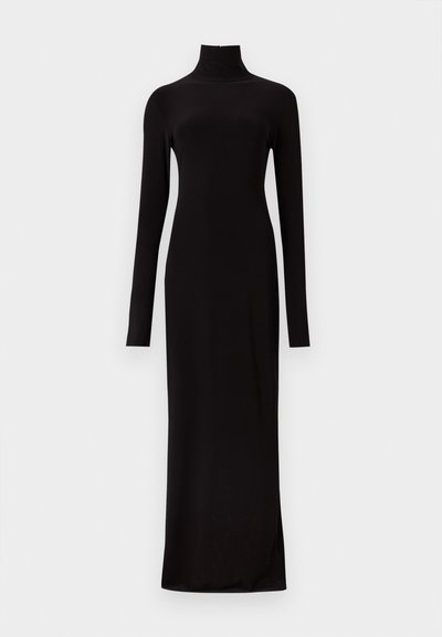 Μαύρο φόρεμα με μακριά μανίκια, μάκρος μέχρι το πάτωμα, με ψηλό λαιμό και εφαρμοστή σιλουέτα, παρουσιασμένο έναντι ενός απλού φωτεινού φόντου.