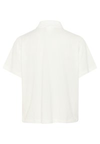 Biała koszulka polo z krótkim rękawem, klasycznym kołnierzykiem i gładką bawełnianą fakturą. Prosty design bez wzorów czy ozdób.