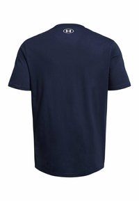 Mörkblå t-shirt, kortärmad, tillverkad av mjuk bomullsblandning, har rund halsringning och en liten logotyp på den övre ryggen.