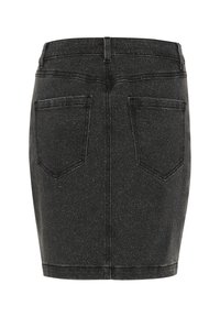 Fustă mini din denim negru, cu un design ajustat, două buzunare pe spate și un finisaj texturat subtil. Linia de jos se află deasupra genunchilor.