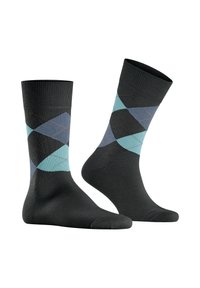 Un paio di calzini neri alla caviglia con motivi a rombi argyle blu e grigi e una sottile cucitura rossa nella parte superiore, su uno sfondo bianco.