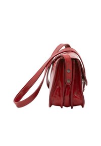 Borsa a tracolla di pelle sintetica rossa con forma rettangolare, dotata di una tracolla singola, due bottoni a pressione e dettagli cuciti sui lati.