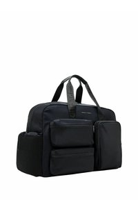 Borsa a mano nera in tessuto, con due manici superiori, caratterizzata da tre tasche con zip esterne e una tracolla testurizzata. Materiale liscio e resistente.