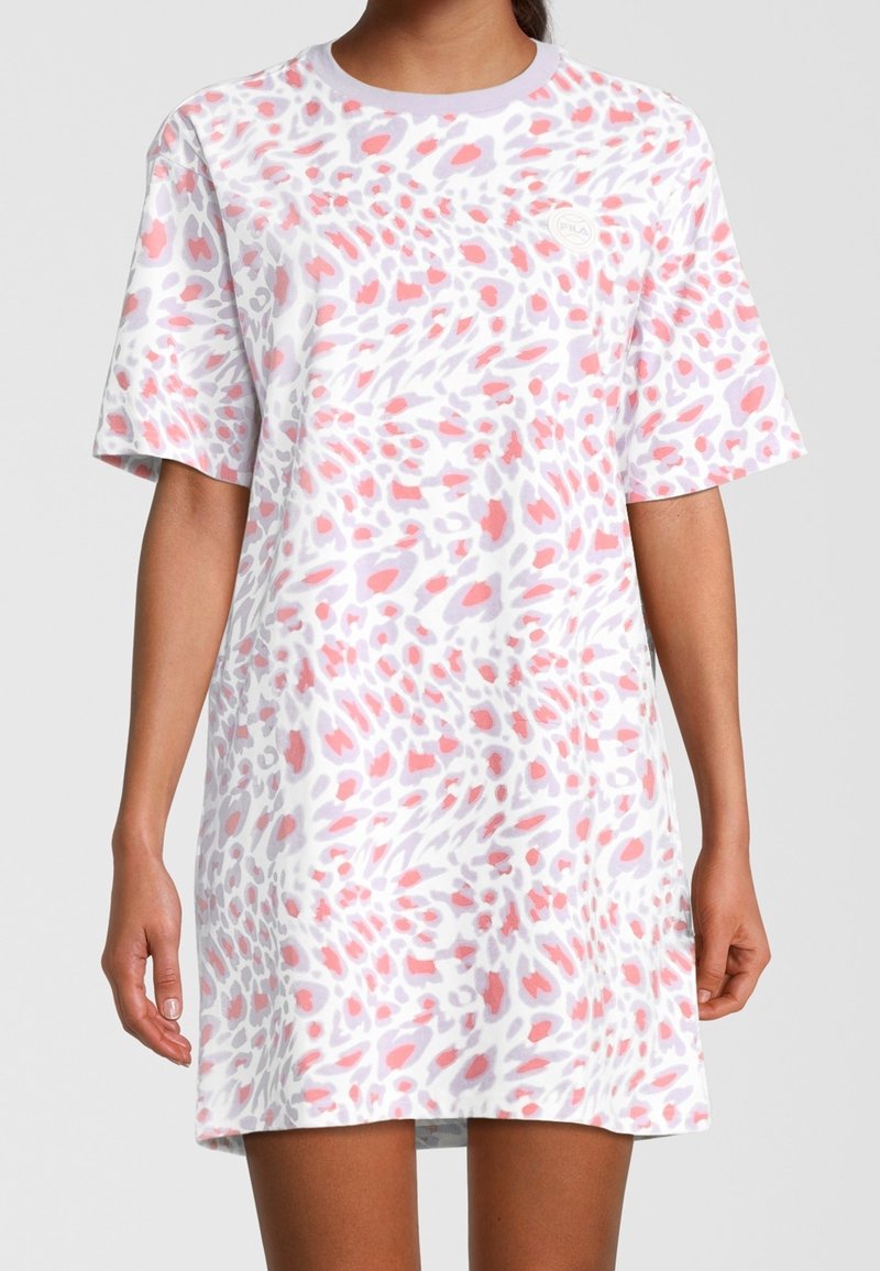 Robe T-shirt à manches courtes blanche avec un motif léopard irrégulier rose et lavande. Encolure ronde et coupe ample.