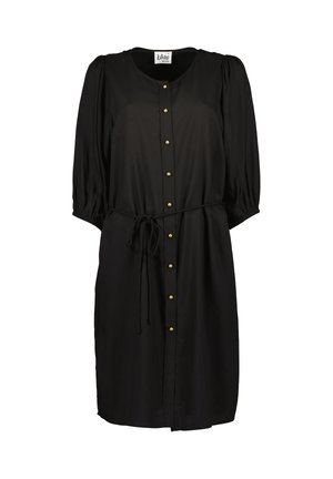 Czarna sukienka do kolan z bufkami na trzy czwarte rękawów, złotymi guzikami z przodu oraz paskiem wiązanym w talii.