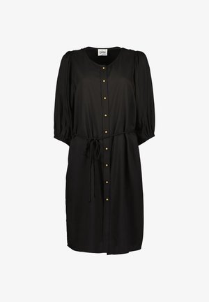 Robe noire longueur genou avec manches bouffantes trois-quarts, boutons dorés à l'avant et ceinture nouée à la taille.