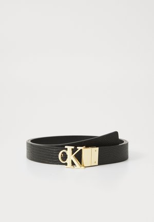 Schwarzer strukturierten Leder Gürtel mit einer goldenen CK Logo Schnalle und einem glatten goldenen Verschluss. Der Gürtel hat ein schlankes Design und eignet sich für verschiedene Outfits.