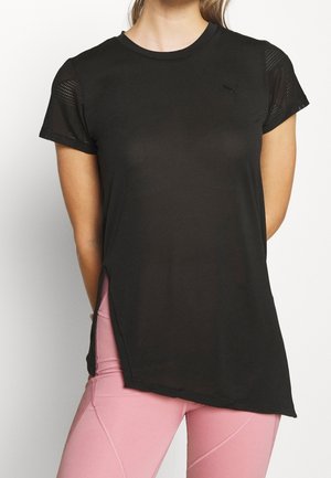 Camiseta deportiva negra de manga corta con detalles de malla, aberturas laterales y un pequeño logo en el pecho. Material ligero y transpirable.