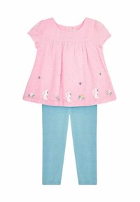 Conjunto de dos piezas que incluye una blusa rosa de manga corta con puntos texturizados y bordado de conejito, combinada con leggings azul claro.