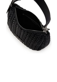 Sac à main noir matelassé de forme ronde, doté d'une finition en cuir lisse, d'une fermeture éclair et d'une bandoulière réglable. L'intérieur comprend une poche zippée.