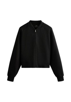 Jachetă bomber neagră cu fermoar, textură canelată, mâneci lungi și manșete strânse, afișată pe un fundal alb.