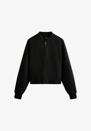 Jachetă bomber neagră cu fermoar, textură canelată, mâneci lungi și manșete strânse, afișată pe un fundal alb.