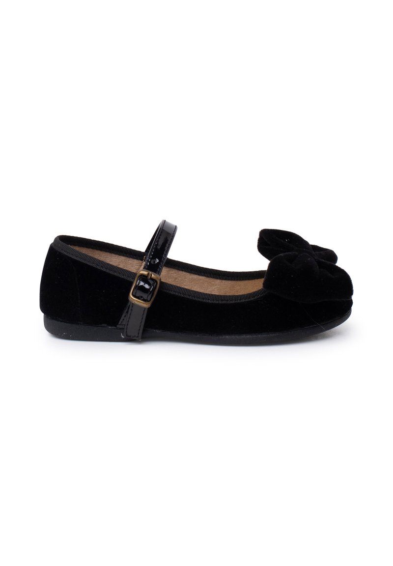 Bailarinas de terciopelo negro con punta redondeada, detalle de lazo en la parte delantera y una correa para el tobillo de charol con una pequeña hebilla.