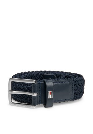 Merensininen punottu kangasvyö nahka-yksityiskohdilla, hopeanvärinen metallisolki ja pieni punainen, valkoinen ja sininen Tommy Hilfiger -logon yksityiskohta.