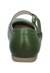 Groene leren schoen met een afgeronde achterkant, verstelbare band en een lichtgekleurde, gestructureerde zool. Schoon ontwerp met minimale hardware details.