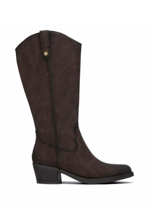 Bota alta de cuero marrón oscuro con un tacón bajo apilado y una correa decorativa con botón cerca de la parte superior de la caña.